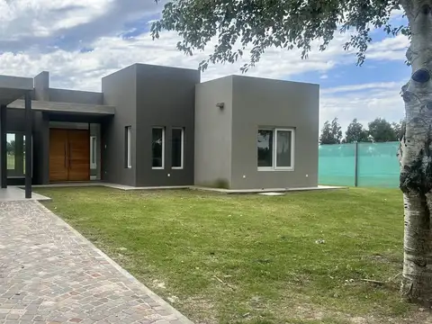 Casa en Venta en Countries y Barrios Cerrados en la Plata, USD 245.000