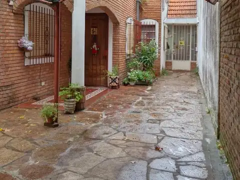 CASA FLORIDA MITRE EXCELENTE LOTE, FONDO LIBRE