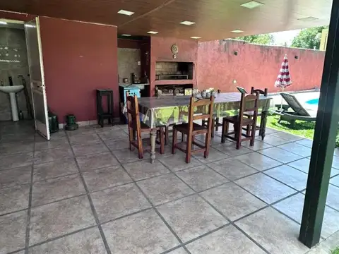 Casa 4 ambientes con 2 baños
