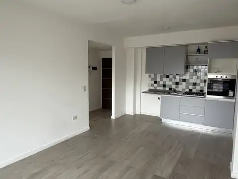 DEPARTAMENTO DE 2 AMBIENTES AL FRENTE EN EXCELENTE ZONA. AMPLIO BALCON CORRIDO. IMPECABLE. MUY POCA ANTIGUEDAD