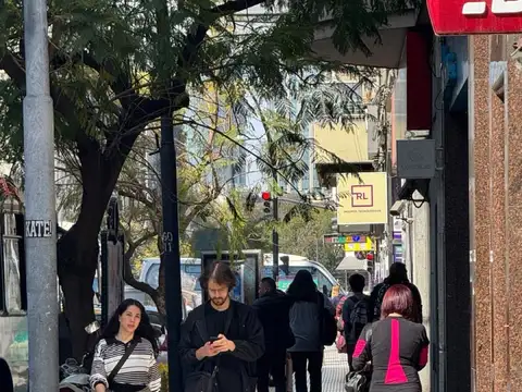 Local OPORTUNIDAD impecable Av  Santa Fe y Cerrito en galeria  ideal  inversion con renta asegurada