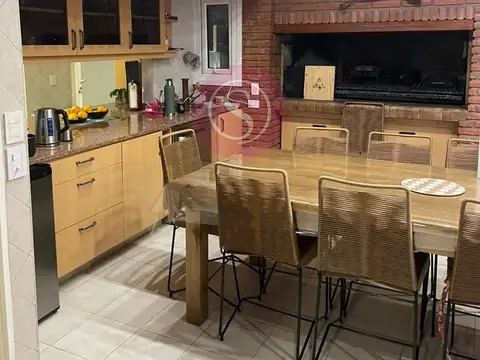 Casa 6 ambientes con 4 baños