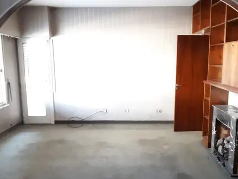 *PROPIEDAD COMPUESTA POR 5 UNIDADES FUNCIONALES: 2 LOCALES EN P.B. AL FRENTE, 2 DEPTOS. POR PASILLO AL CONTRAFRENTE Y 1 CASA EN 1º PISO *VENTA EN BLOCK *VENTA DIRECTA