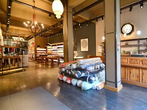 VENTA LOCAL CON DEPOSITO Y 10 COCHERAS MONSERRAT