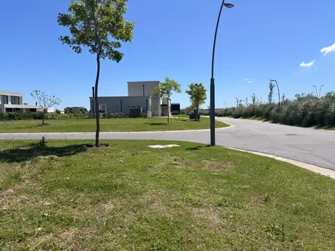 Lote interno en esquina en venta / Barrio Riberas Puertos