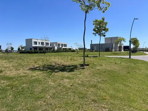 Lote interno en esquina en venta / Barrio Riberas Puertos