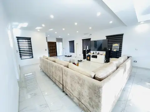 Casa en Venta con 4 cocheras