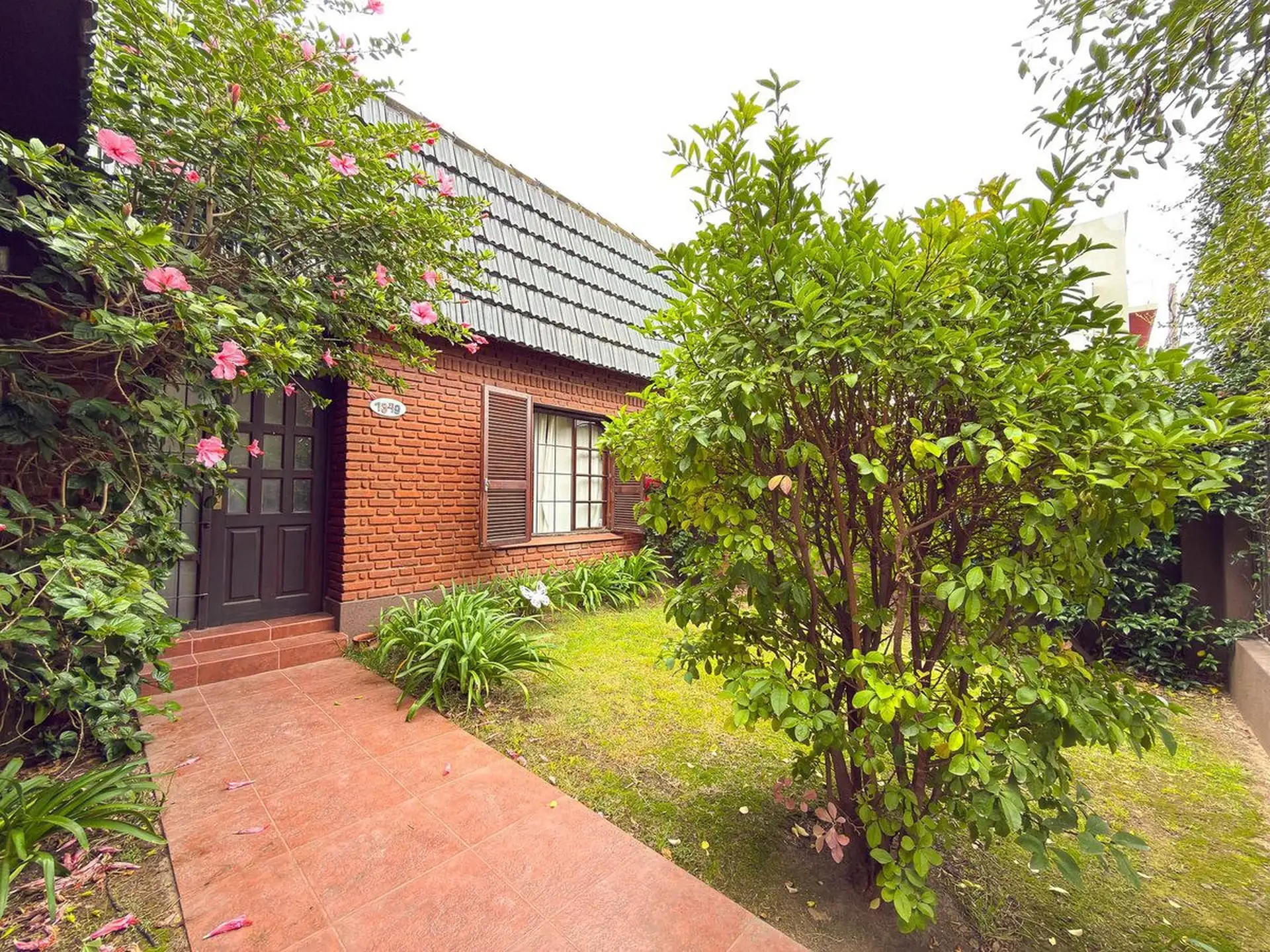 CASA 3 DORMI CON PATIO Y GARAGE- SEMICENTRO TANDIL