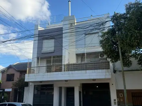 Ph en venta 4 ambientes con cochera.Flores