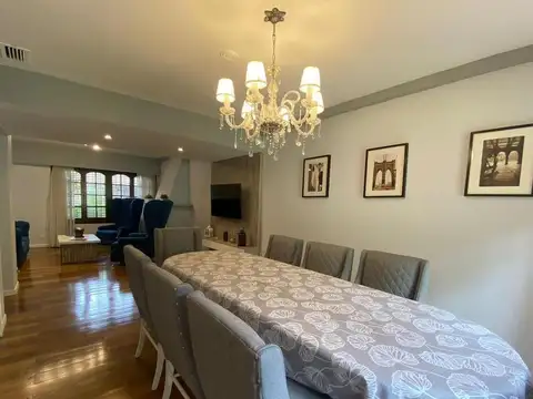 VENTA CASA 8 AMBIENTES CON PILETA EN BAJO DE VICENTE LOPEZ
