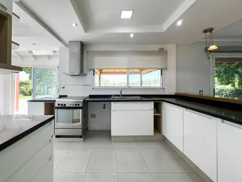 Casa 4 ambientes con 3 baños