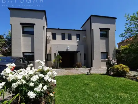 Venta Casa - Estilo Moderno en Barrio La Lomada del Pilar