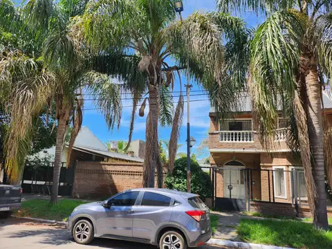 VENTA DE CASA CON 2 TERRENOS EN EL CENTRO DE EZEIZA