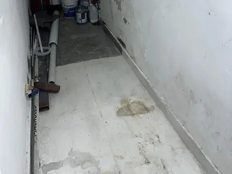 LOCAL SOBRE AVENIDA DE 30M2 APROX. CON BAÑO Y VIDRIERA
