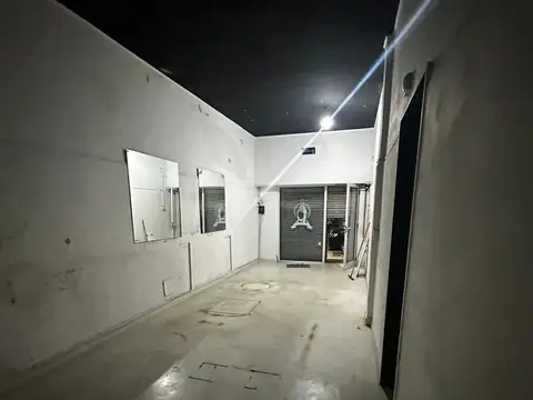 LOCAL SOBRE AVENIDA DE 30M2 APROX. CON BAÑO Y VIDRIERA