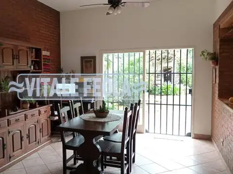 Casa 5 ambientes con 4 baños