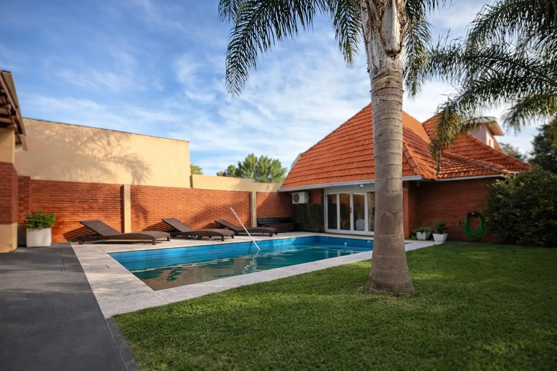 Casa en Divino Rostro 6 ambientes con quincho y piscina
