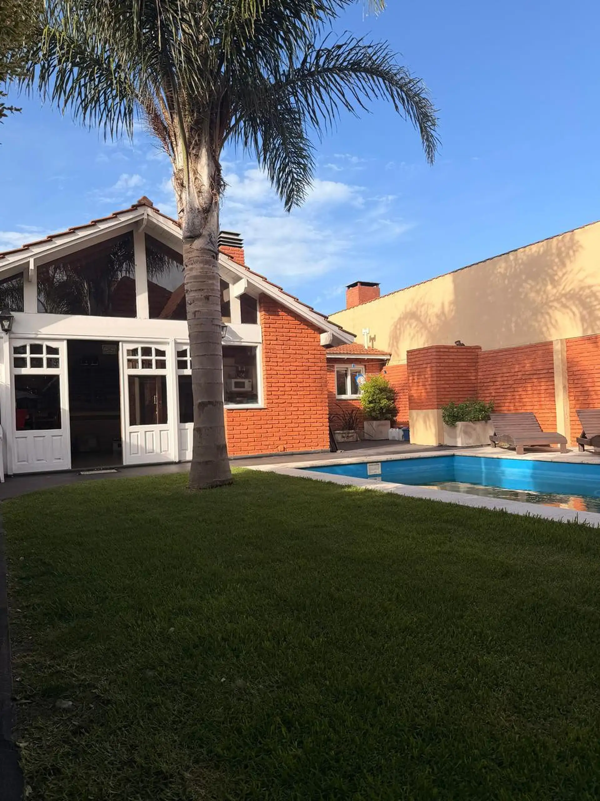 Casa en Divino Rostro 6 ambientes con quincho y piscina