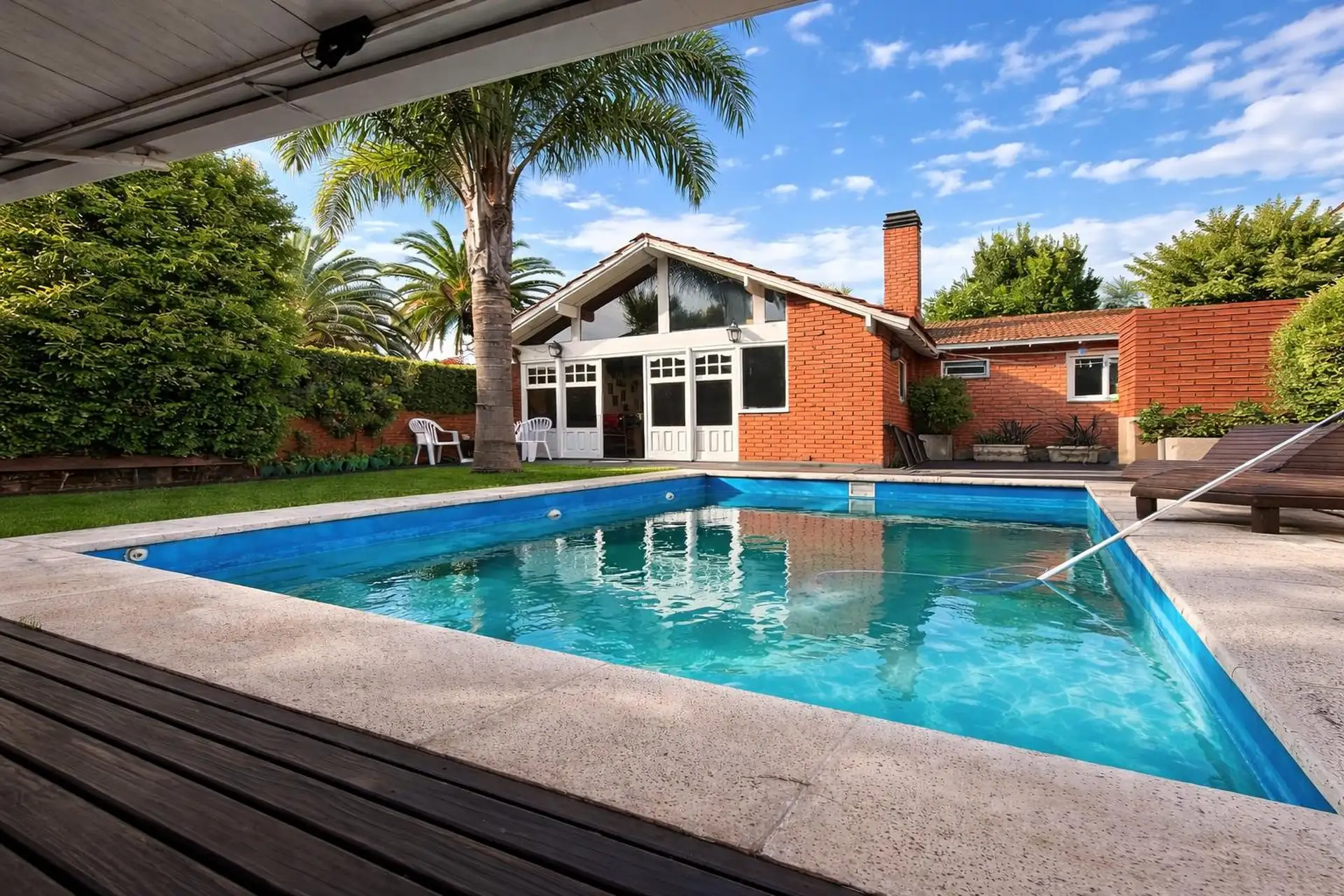 Casa en Divino Rostro 6 ambientes con quincho y piscina