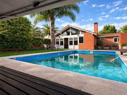 Casa en Divino Rostro 6 ambientes con quincho y piscina