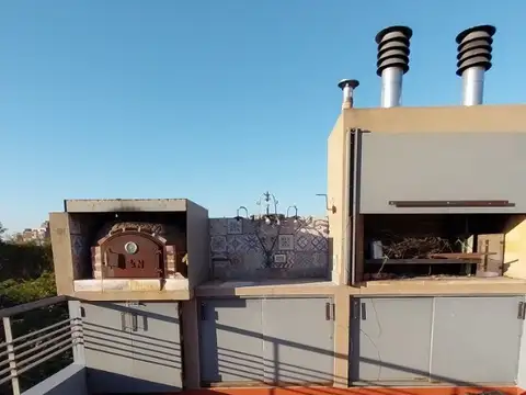 2 AMBIENTES AMPLIO- COCHERA-FRENTE - BALCON-  TERRAZA PROPIA c PARRILLA y HORNO DE BARRO 