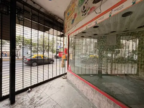 Alquiler. Espectacular local de 8,66 x 43 m2  sobre Av Montes de Oca. Barracas