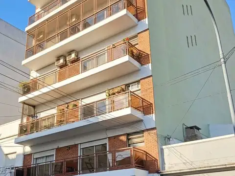 Departamento  reciclado de 2 amb con patio cubierto
