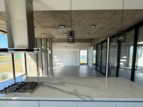 Casa 4 ambientes con 3 baños