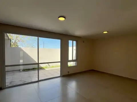 Casa en Alquiler con 2 cocheras