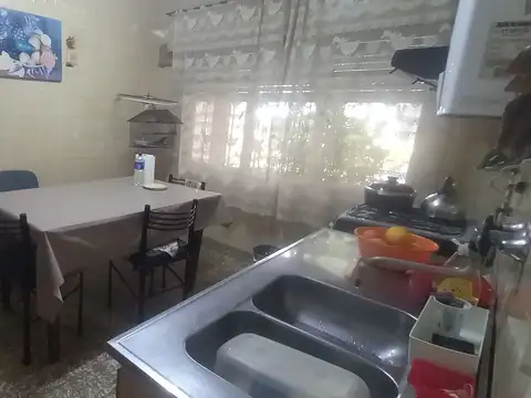 Casa 6 ambientes con 2 baños