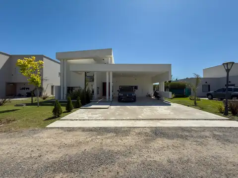 Casa en Venta en Los Hornos, USD 330.000