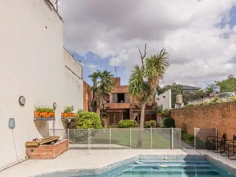 excelente Casa 2 plantas 7 ambientes , coch x 2 autos piscina parrilla jardin