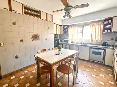 Casa en Venta con 3 cocheras