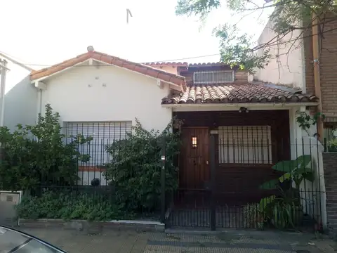 Casa en Alquiler en 4 Ambientes con Patio - Martinez