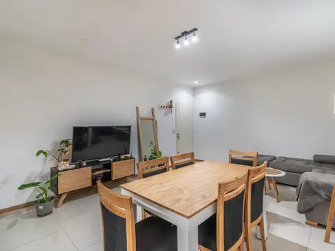 Venta Departamento 2 ambientes con terraza - Primer piso por escalera . Sin expensas.