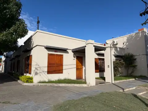 Casa con 3 dormitorios, quincho, jardin y cochera a la venta 
