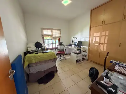 Casa con 3 dormitorios, quincho, jardin y cochera a la venta