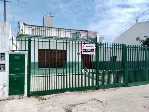 PH TRES AMBIENTES EN DOS PLANTAS CON PATIO