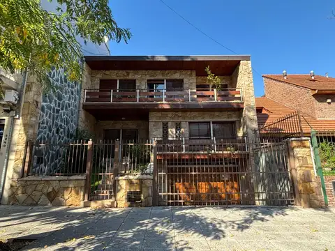 Casa 6 amb s/ Lote 10x40m- 380m2 cub- Gje 3 autos- jardin y quincho -Impecable - P. Rivera al 5500 