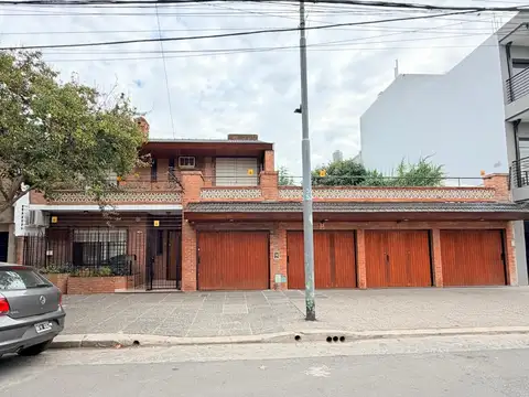 Casa en venta e Villa Devoto, 6 ambientes, cochera para 5 autos, patio y terraza