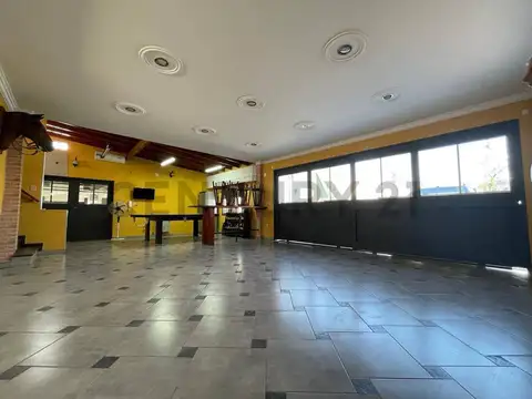 Casa en Venta con 2 cocheras