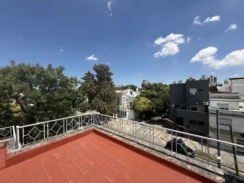 BELLISIMA CASA SOBRE LOTE PROPIO, DESARROLLADA EN ESQUINA, CON 5 AMBIENTES , TERRAZA Y ESPACIO GUARDA COCHE, EN EL RESIDENCIAL BARRIO DE FLORESTA