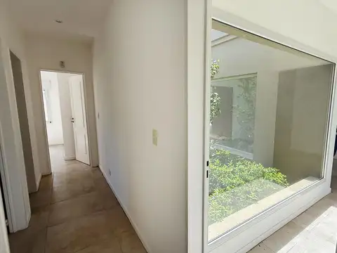 Casa en Alquiler con 4 cocheras