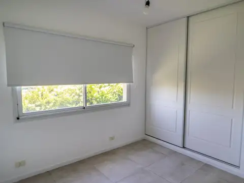 Casa en Alquiler con 4 cocheras