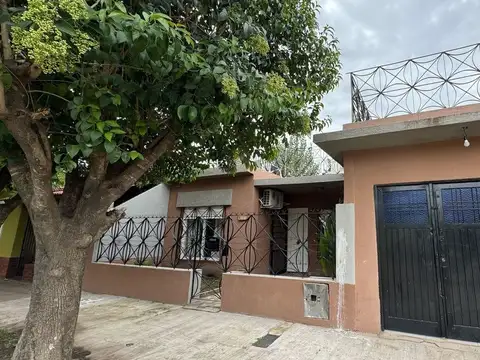 CASA 3 AMBIENTES EN VENTA EN SPEGAZZINI CON PICINA