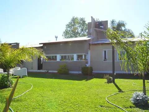 Casa en Alquiler con 2 cocheras