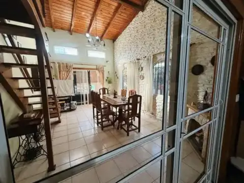 Casa 6 ambientes con 2 baños