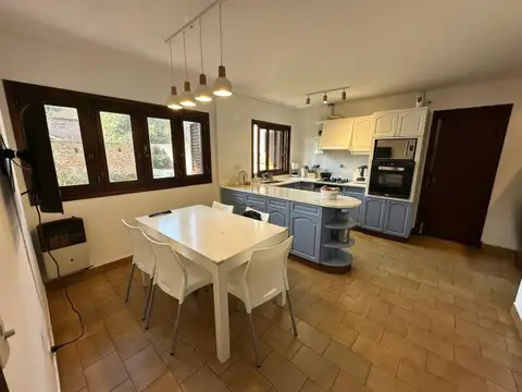 Casa 5 ambientes con 3 baños