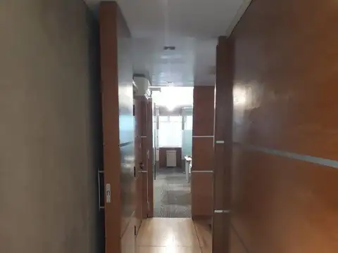 Excelentes oficinas. 180 m2. Recepción-Sala de reuniones-2 privados-comedor-laboratorio