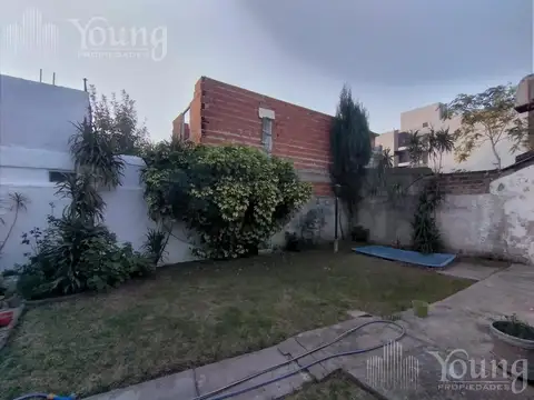 Casa 3 ambientes con garaje a la venta en Bernal Oeste